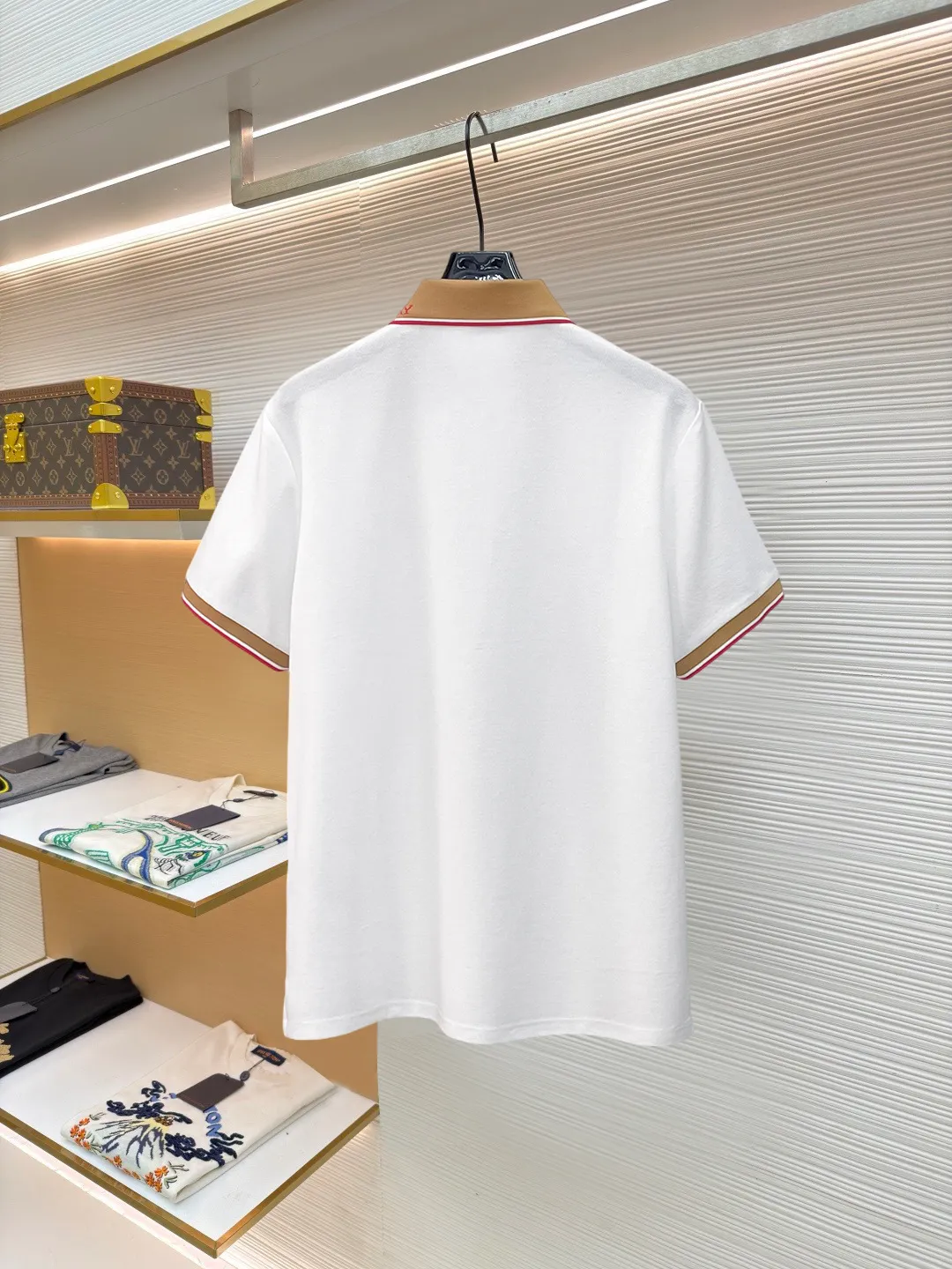 Burberry New Arrival Polo shirt, complete with three labels, original fabric, original customized accessories, official Same Style, made of 210g pure cotton pique fabric, customized same-tank dyed fabric, very comfortable and smooth to the touch, very wide and stylish, produced by the first-line brand Factory, imported Behringer embroidery machine, embroidery is full and textured, the collar rib is woven with imported yarn, does not deform after long-term wear, the most New Arrival style in spring and summer, fashionable and individual Super Versatile and good-looking. It is very suitable for both men and women. It is a must-have for everyone. Size: S-XXL